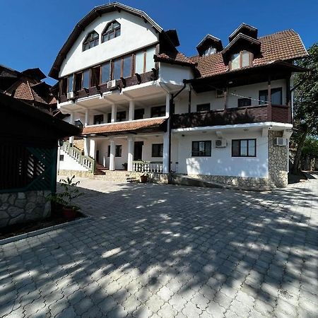 Hotel La Conac à Nufaru Extérieur photo