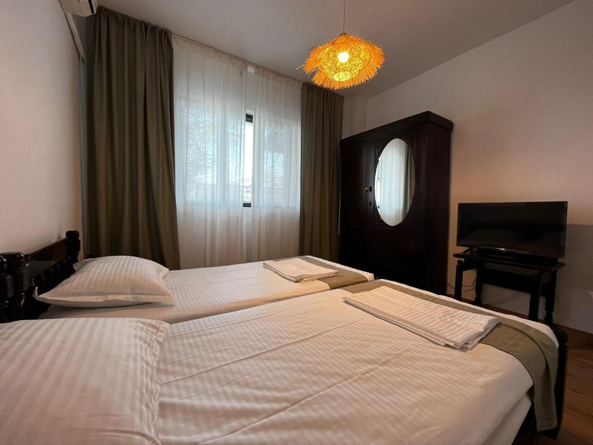 Hotel La Conac à Nufaru Extérieur photo