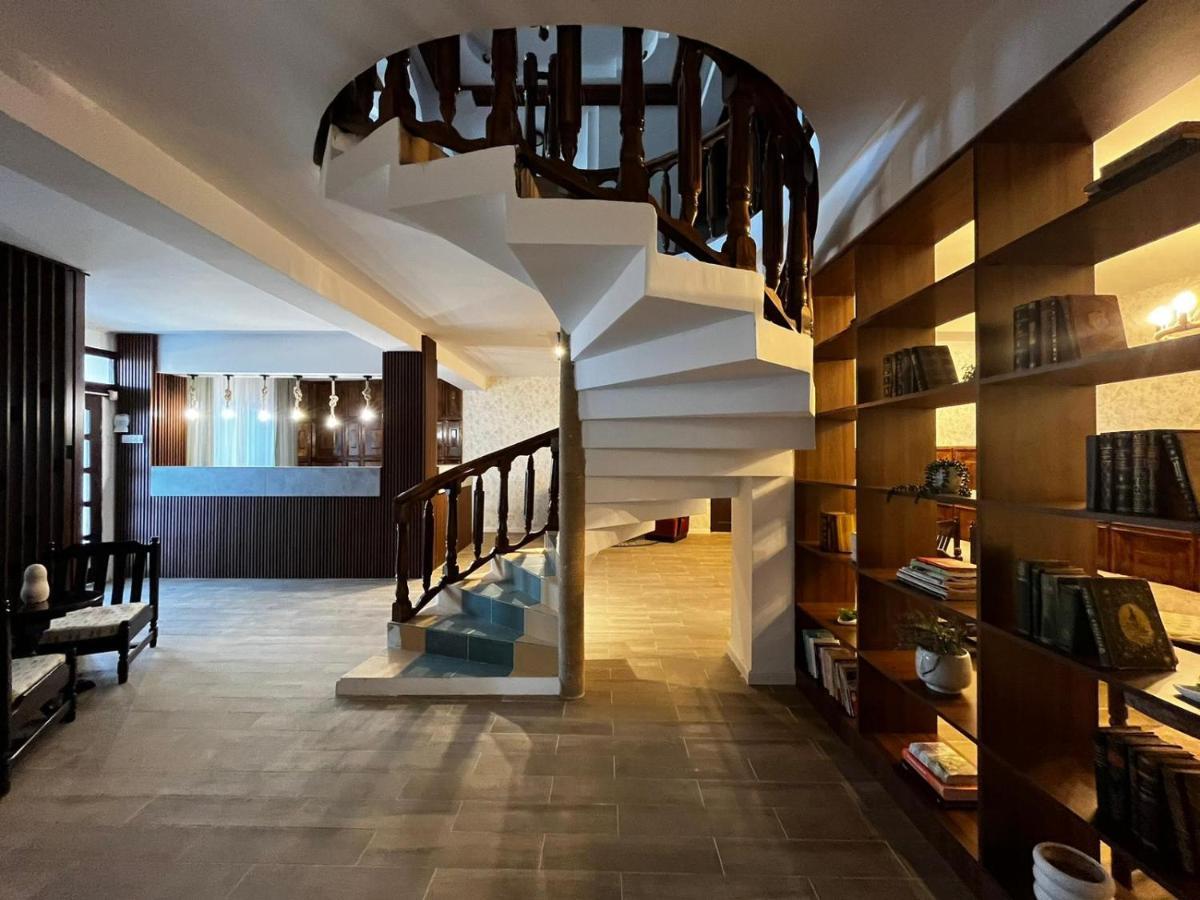 Hotel La Conac à Nufaru Extérieur photo